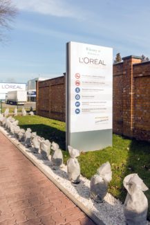 pylon podświetlany, oznakowanie zewnętrzne