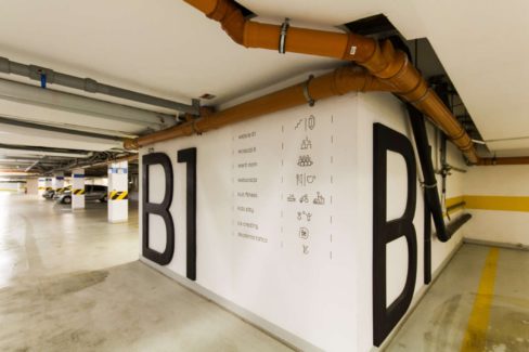 oznakowanie kierunkowe garażu