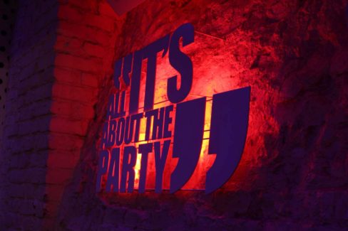 logo podświetlane, oznakowanie firmy