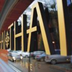 oznakowanie zewnętrzne, logo na ścianie