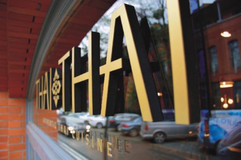 oznakowanie zewnętrzne, logo na ścianie