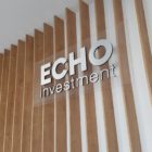 oznakowanie recepcji, pionowe panele