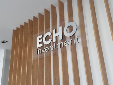 oznakowanie recepcji, pionowe panele