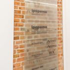 oznakowanie recepcji, szklane tabliczki