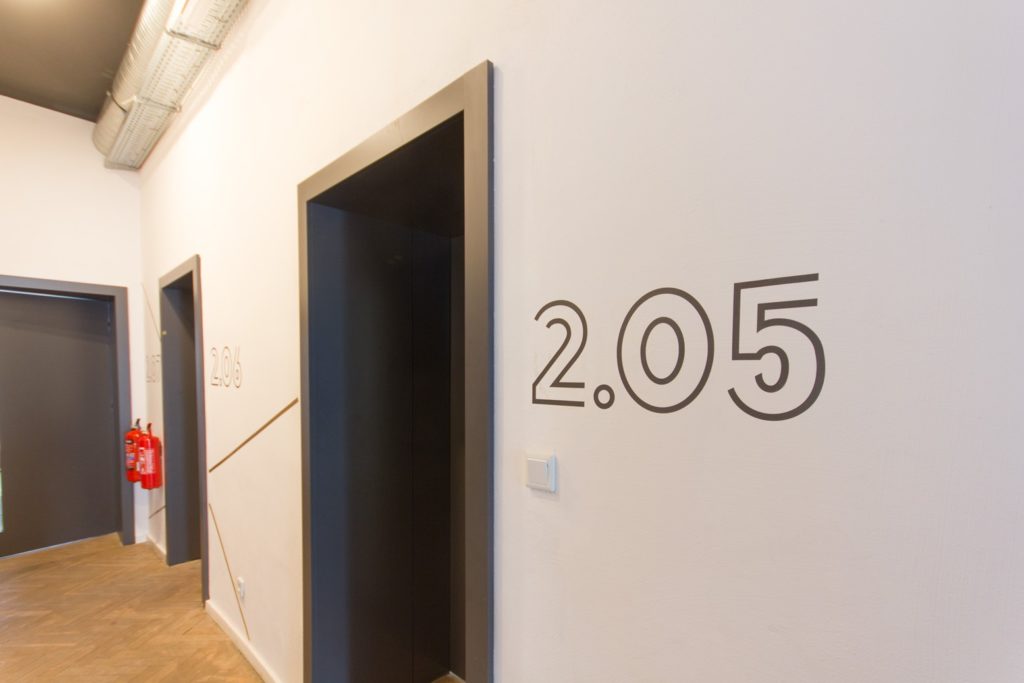 Post-13-numeracja-przy-dzrwiach-oznakowanie-z-folii-1