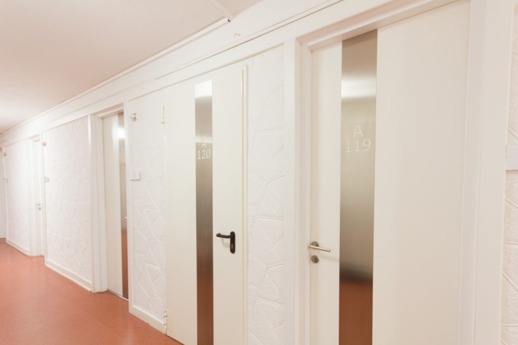 Post-13-oznakowanie-drzwi-tabliczki-ze-stali-numeracja-drzwi