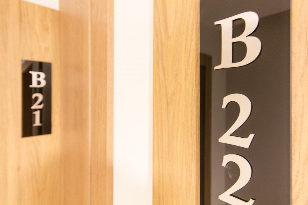 Post-13-tabliczka-przy-drzwiach